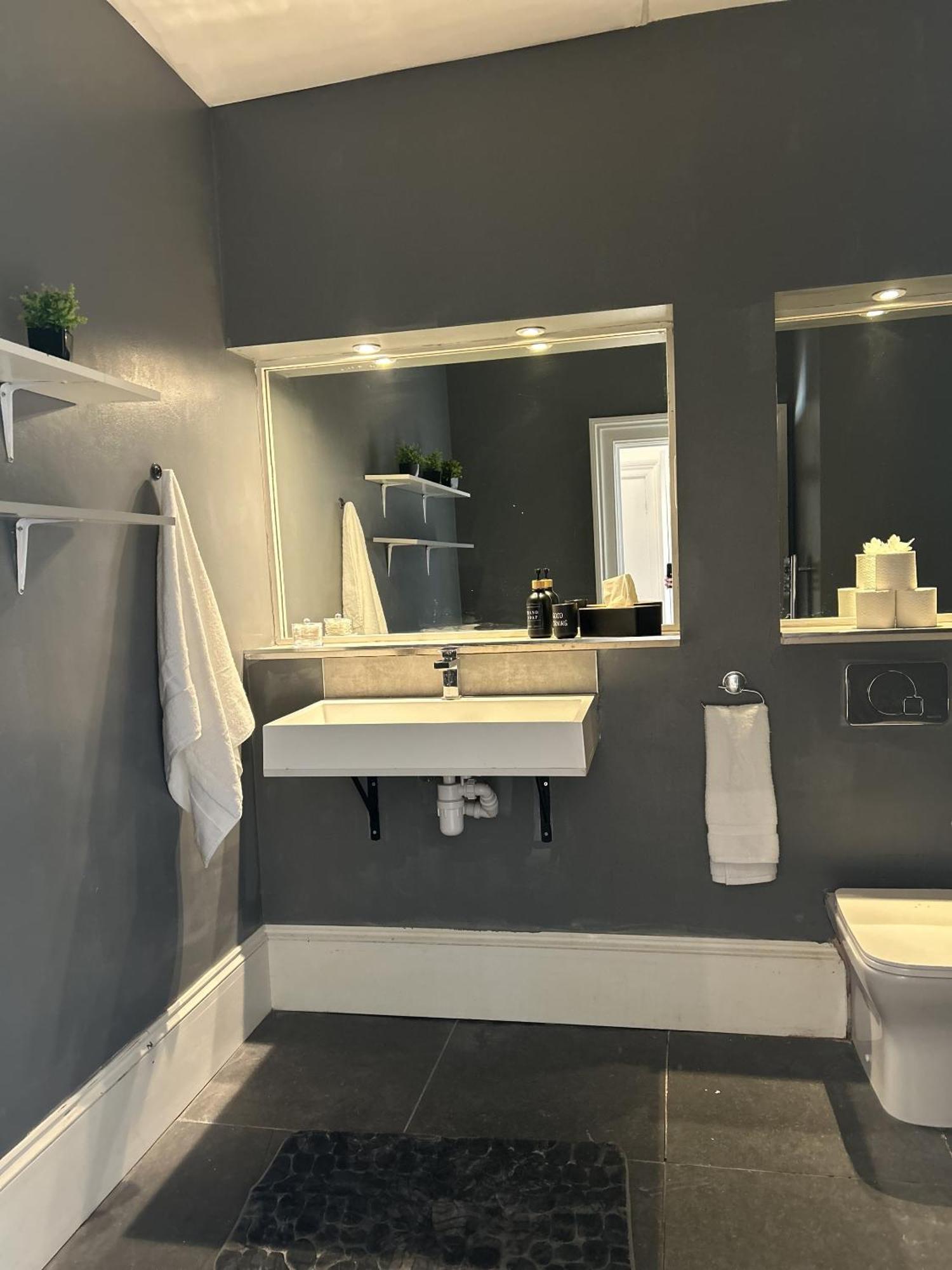 Luxury 2 Bedrooms, Pelham 2 *